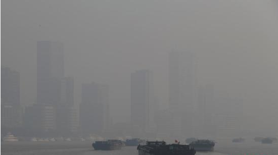 资料图：雾霾袭城。张亨伟 摄