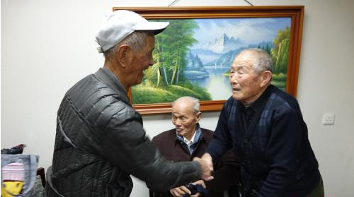 闫玉成(右)与同为被掳劳工的赵宗仁(左)、李良杰(中)见面。<a target='_blank' href='http://www.chinanews.com/' ></table>中新网</a>记者 张尼 摄