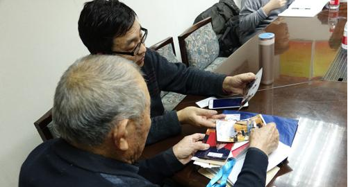 闫玉成向童增展示自己近年来收集的与索赔相关的照片、材料。 <a target='_blank' href='http://www.chinanews.com/' ></table>中新网</a>记者 张尼 摄